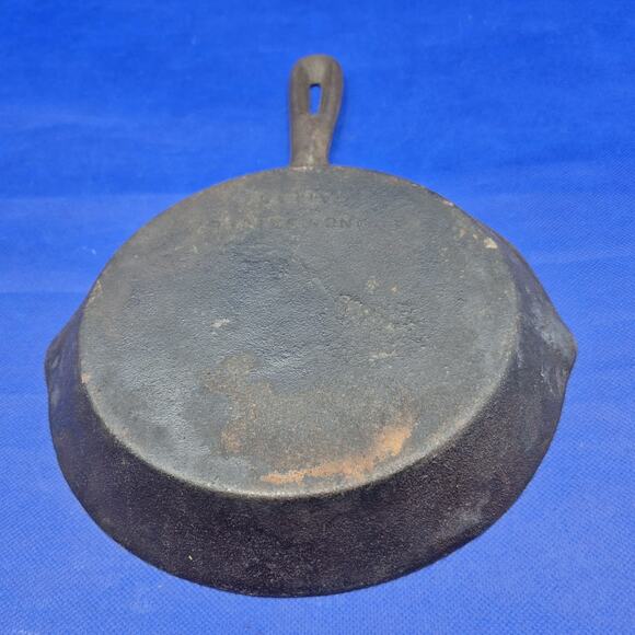 Vintage 8" Cast Iron Skillet Double Spouts Made in Taiwan - Picture 5 of 7